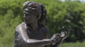 La estatua de Gabriela Sabatini sin su raqueta